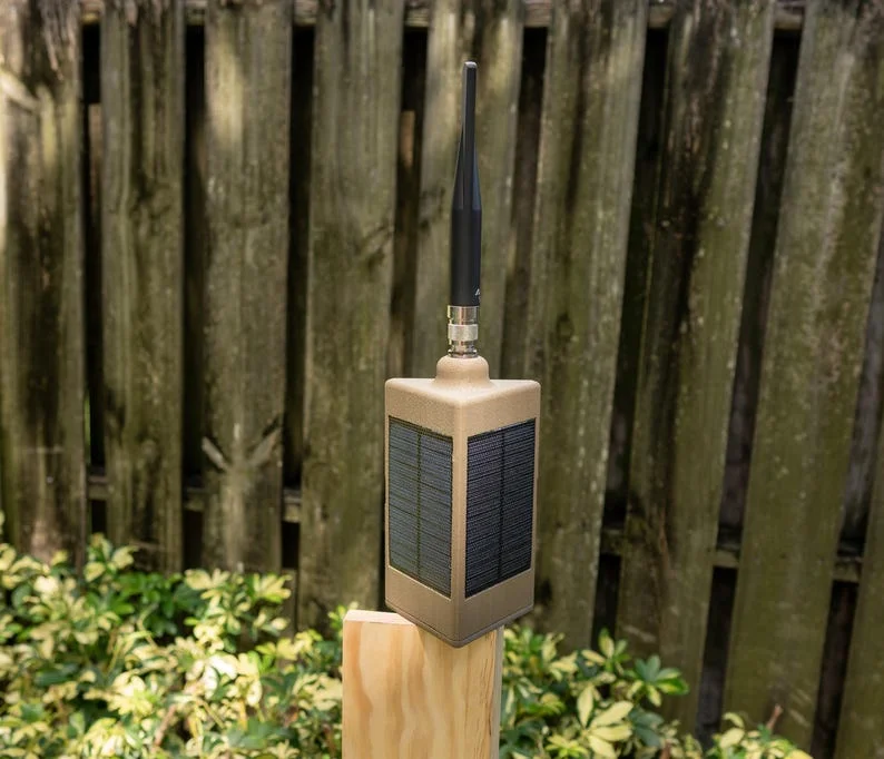 PeakMesh Magnet Climber solar radio mounted vertically with antenna