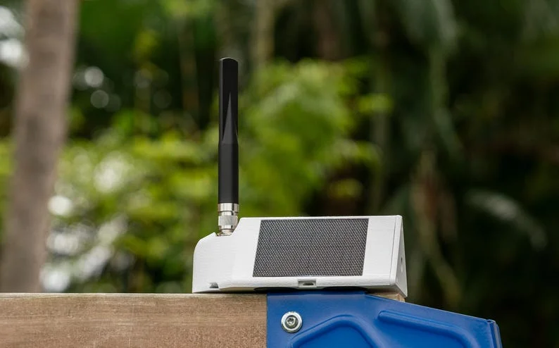 PeakMesh Magnet Mover solar radio mounted horizontally with antenna